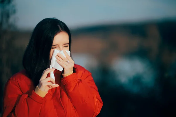 Mulher Segurando Spray Nasal Soprando Nariz Sentindo Frio — Fotografia de Stock