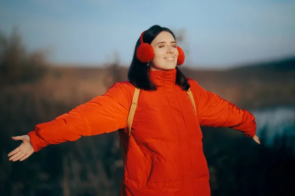 Mulher Feliz Desfrutando Temporada Inverno Viagem Livre — Fotografia de Stock