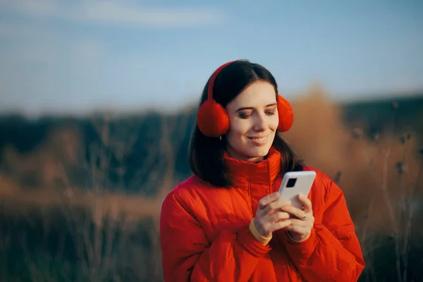 Mulher Inverno Verificando Seu Telefone Passeio Livre — Fotografia de Stock