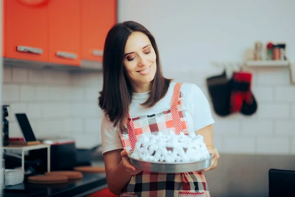 Happy Woman Holding Homemade Cake Her Kitchen — 스톡 사진