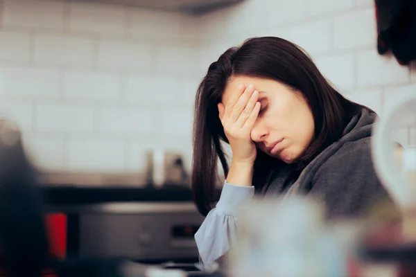 Mujer Teniendo Una Migraña Dolorosa Sentada Cocina —  Fotos de Stock