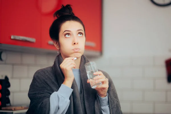 Woman Having Cold Taking Viral Drug Treatment — Fotografia de Stock