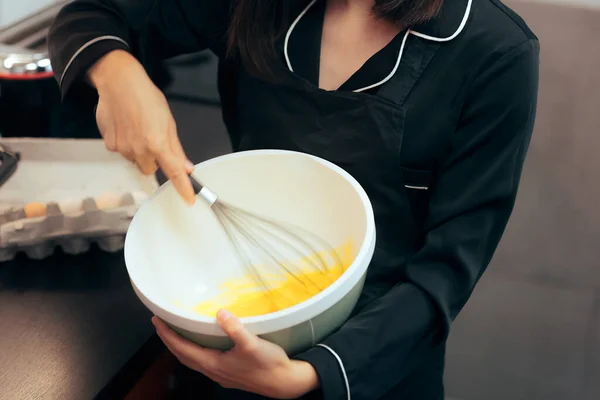 Mujer Mezclando Masa Usando Batidor Huevos — Foto de Stock