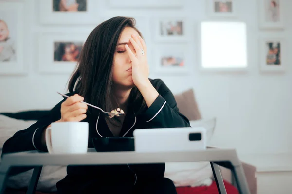 Stressed Woman Having Breakfast Watching News Smartphone — Stockfoto
