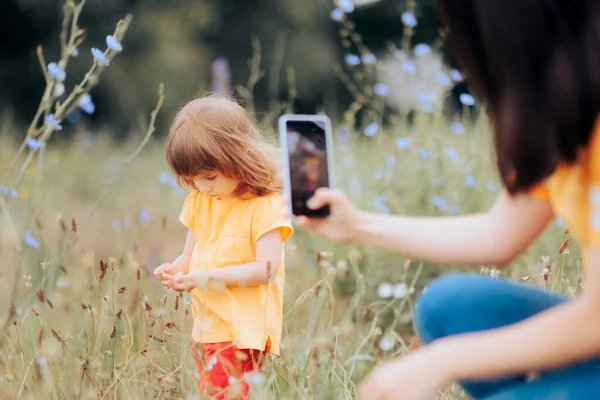 Ibu Mengambil Gambar Anaknya Bermain Alam — Stok Foto