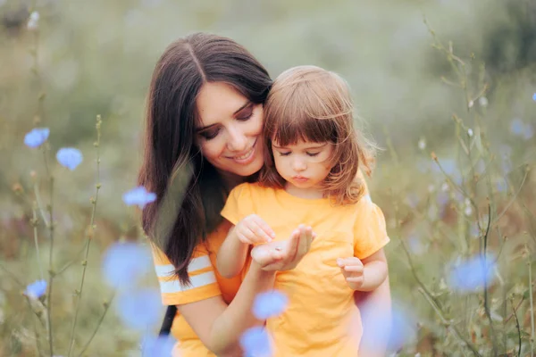 Mother Daughter Engaged Outdoor Activity Having Fun — Stock Photo, Image