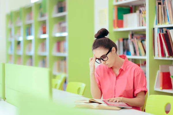 片頭痛を持つ図書館で勉強する女 — ストック写真