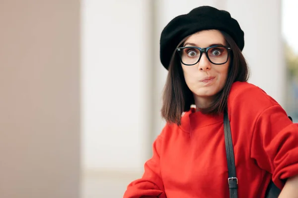 Αστεία Γυναίκα Που Φοράει Μπερέ Και Γυαλιά — Φωτογραφία Αρχείου