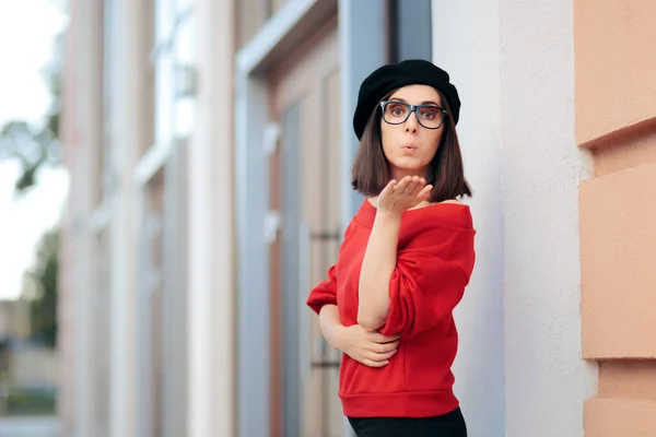 Elegante Novia Usando Una Boina Que Sopla Beso — Foto de Stock