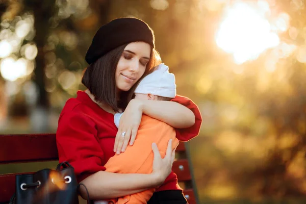 Bonne Maman Aimante Tenant Son Nouveau Ses Bras — Photo