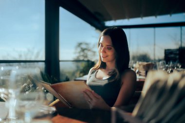 Lokantada Menüyü Okuyan Mutlu Kadın 