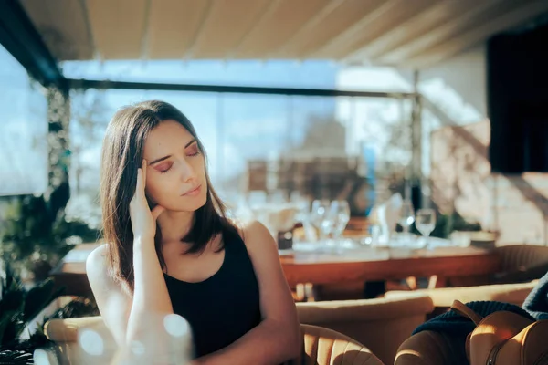 Femme Souffrant Mal Tête Attendant Dans Restaurant — Photo