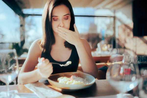 Cliente Del Restaurante Comiendo Comida Sintiéndose Enferma — Foto de Stock