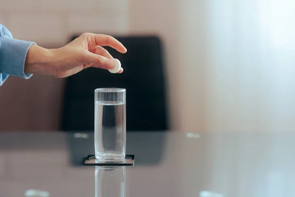 Hand Tropft Eine Brausetablette Mit Kalzium Und Magnesium Wasser — Stockfoto