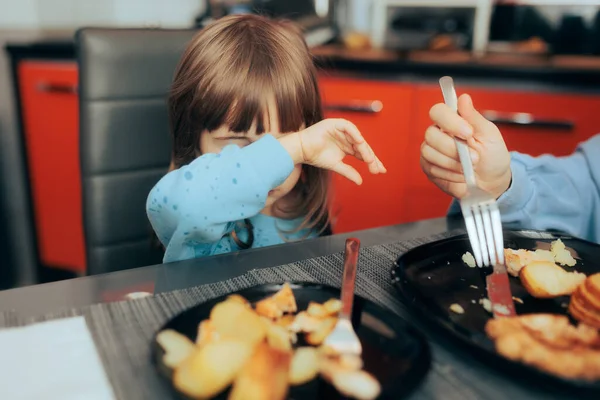 Petite Fille Refusant Manger Déjeuner Maison — Photo