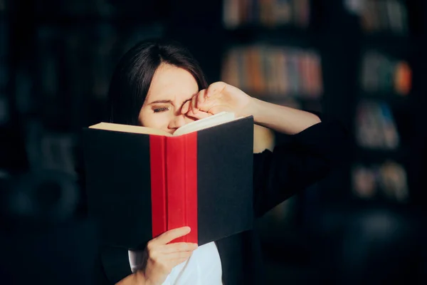 Trött Kvinna Med Ömma Ögon Från Att Läsa Bok — Stockfoto