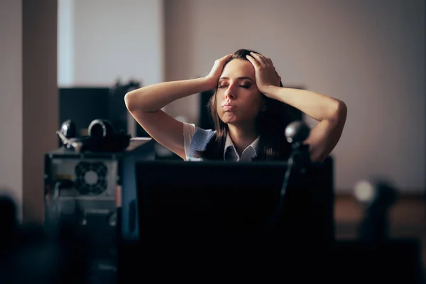 Sopraffatto Ufficio Lavoratore Avendo Una Scadenza Vicino — Foto Stock