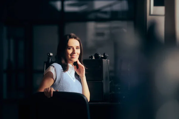 Mulher Feliz Sorrindo Sentado Escritório — Fotografia de Stock