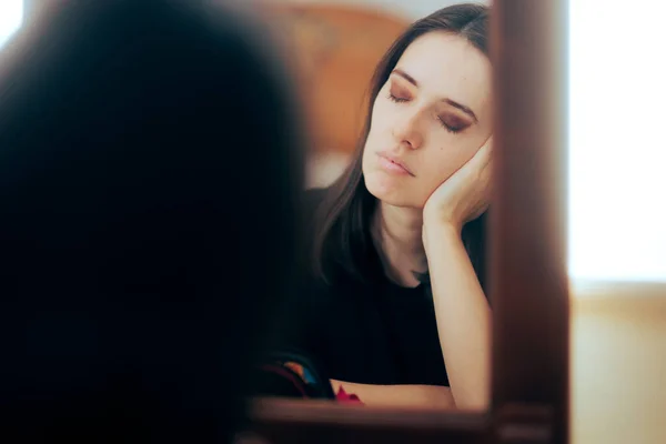 Smutná Deprimovaná Žena Pláče Při Pohledu Zrcadla — Stock fotografie