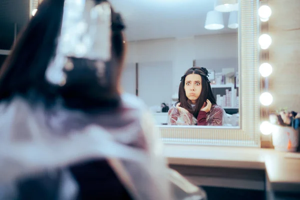 Zabawna Kobieta Patrząc Lustro Salonie Fryzjerskim — Zdjęcie stockowe