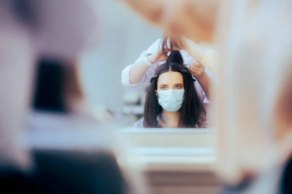 Mujer Con Una Máscara Médica Sentada Salón Belleza — Foto de Stock