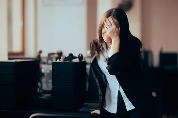 Θλιβερή Και Απελπισμένη Επιχειρηματίας Κλαίει Στο Γραφείο — Φωτογραφία Αρχείου