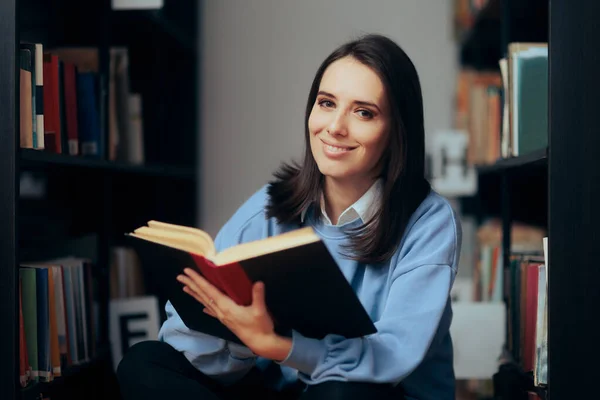 Feliz Mujer Alegre Leyendo Libro Biblioteca —  Fotos de Stock