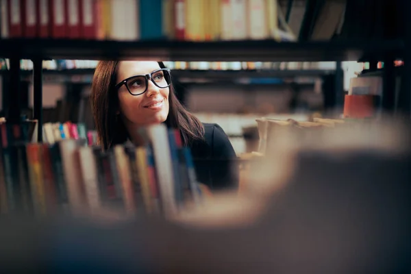 Умная Женщина Смотрит Книжные Полки Библиотеке — стоковое фото