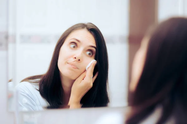 Femme Prenant Son Maquillage Utilisation Une Boule Laine Coton — Photo