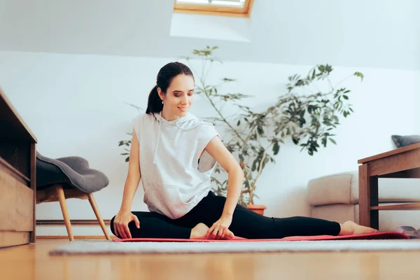 Aktif Kadın Yoga Matatında Evde Egzersiz Yapıyor — Stok fotoğraf