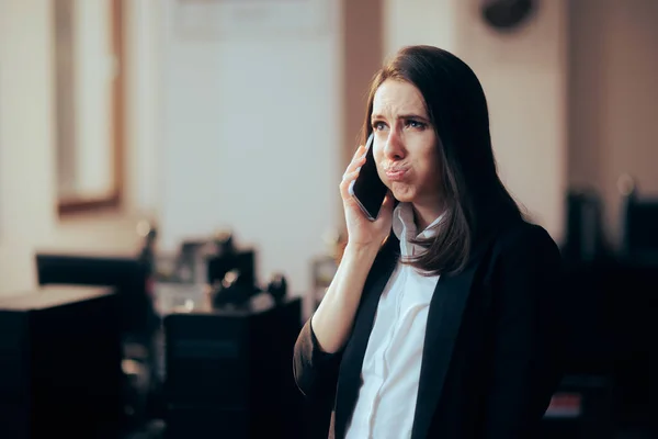 Gestresste Geschäftsfrau Telefoniert Aus Dem Büro — Stockfoto