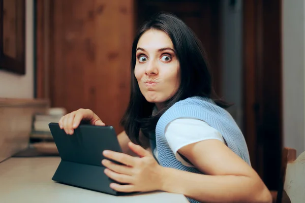 Mujer Trabajando Tableta Preocupada Por Privacidad Los Datos — Foto de Stock