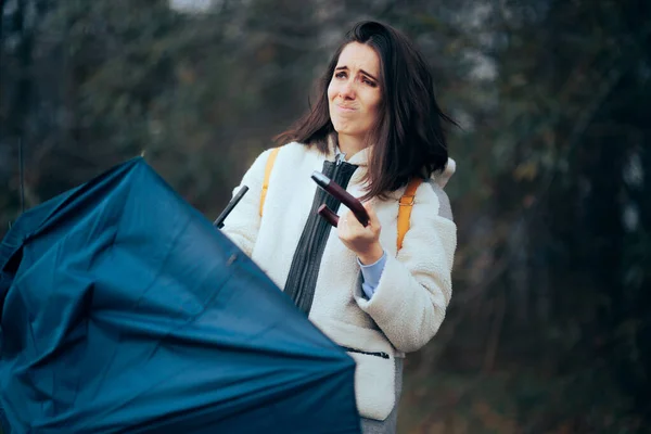 Несчастная Женщина Стоящая Снаружи Сломанным Зонтиком — стоковое фото