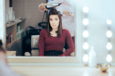 Endişeli Kuaför Müşterisi Profesyonel Üfleme Yapıyor