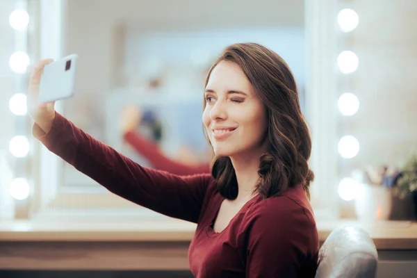 Happy Customer Taking Selfie Hair Salon — Stock Photo, Image