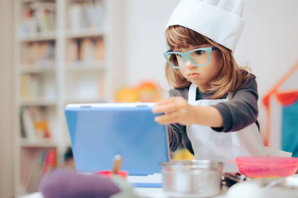 Little Chef Opening Toy Laptop Berpura Pura Mencari Resep — Stok Foto