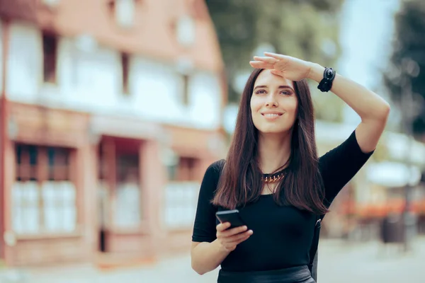 Mujer Turista Feliz Mirando Lejos Sosteniendo Smartphone — Foto de Stock