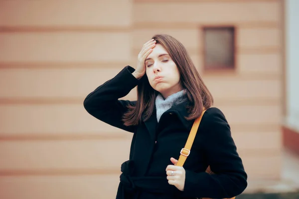 Mulher Relembrando Lamentando Erro Passado — Fotografia de Stock