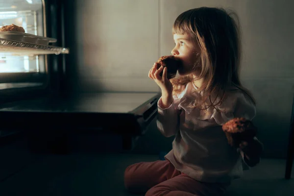 Gadis Toddler Kecil Menikmati Muffin Homemade Dari Oven — Stok Foto