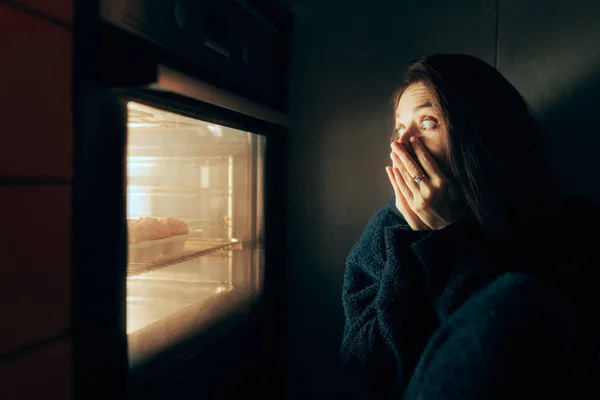 Mulher Surpresa Olhando Forno Sentindo Fome — Fotografia de Stock