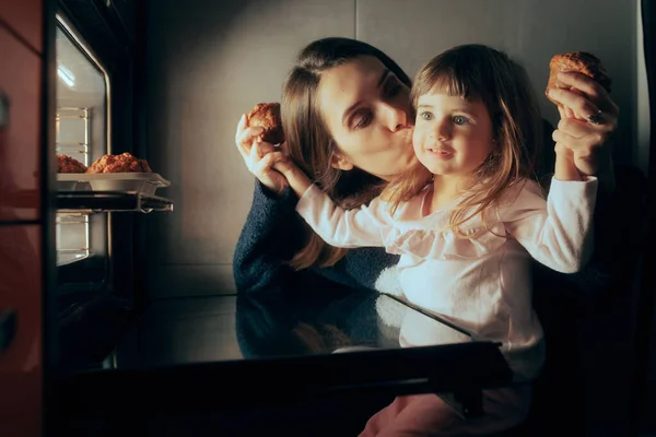 Feliz Madre Hija Disfrutando Panecillos Caseros — Foto de Stock