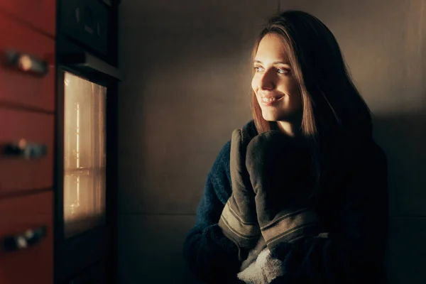 Mujer Feliz Usando Guantes Horno Listo Para Sacar Cena —  Fotos de Stock