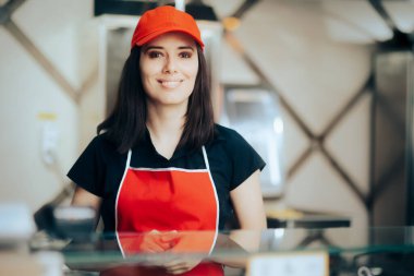 Fast Food Tezgâhtarı Tezgahın Arkasında Gülümsüyor