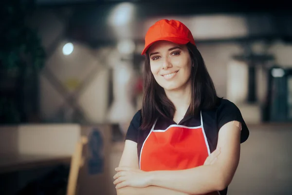 Szczęśliwy Uśmiechnięty Pracownik Fast Food Stojący Restauracji — Zdjęcie stockowe