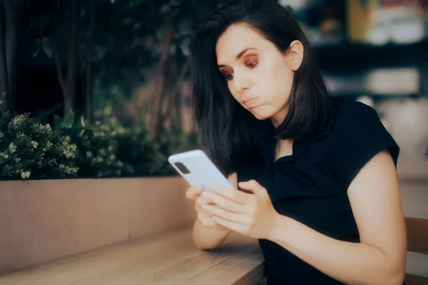 Chica Divertida Buscando Decepcionado Leyendo Mensaje Texto — Foto de Stock