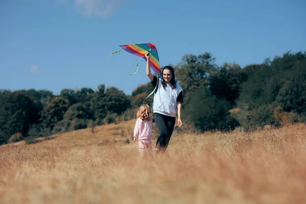 Mom Daughter Flying Kite Outdoors Playing Together — Stok Foto