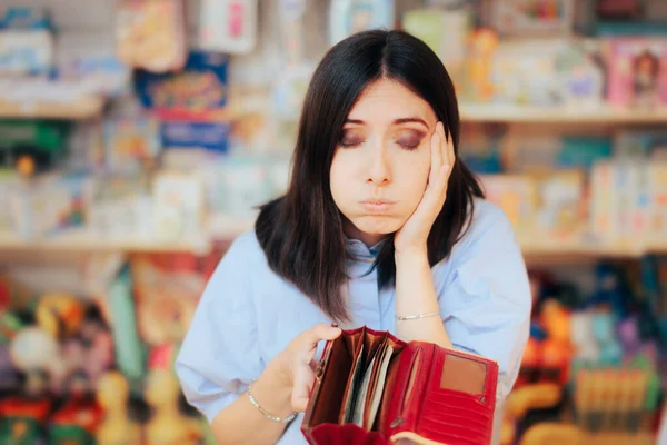 Worried Woman Checking Her Wallet Store — Stock Photo, Image