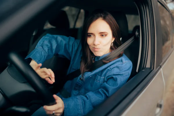 Wściekła Kobieta Naciskając Honk Podczas Jazdy — Zdjęcie stockowe
