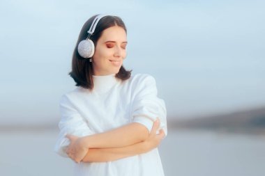 Rahat Kadın Doğada Bir Podcast Dinliyor
