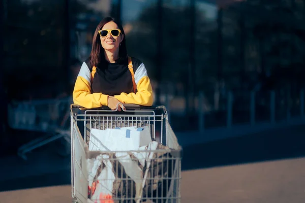 Fröhliche Frau Mit Sonnenbrille Schiebt Einkaufswagen — Stockfoto